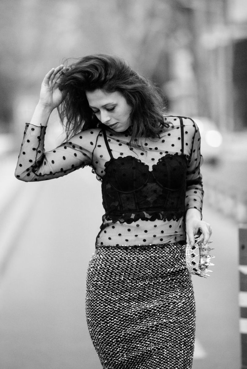 Portret alb-negru de modă pe stradă