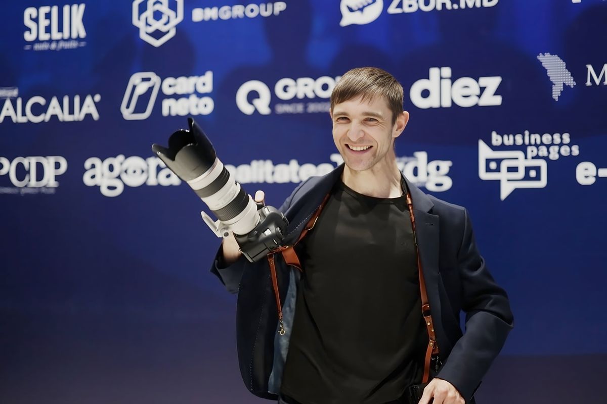 Vlad Andreev cu aparatul foto la un eveniment